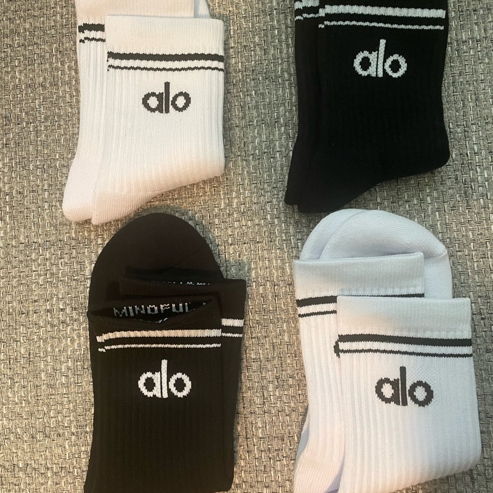 4 pairs of Alo Yoga Unisex Throwback Socks White and Black. Brand New.